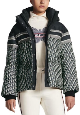 (W) DIOR Hoodie Jaket Biru Full-Zip dengan Full Print Huruf Bergaris. 417C22A2968-X5803 Shop (W) DIOR Hoodie Jaket Biru Full-Zip dengan Full Print Huruf Bergaris. 417C22A2968-X5803