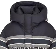 (W) DIOR Hoodie Jaket Biru Full-Zip dengan Full Print Huruf Bergaris. 417C22A2968-X5803 Sizing (W) DIOR Hoodie Jaket Biru Full-Zip dengan Full Print Huruf Bergaris. 417C22A2968-X5803