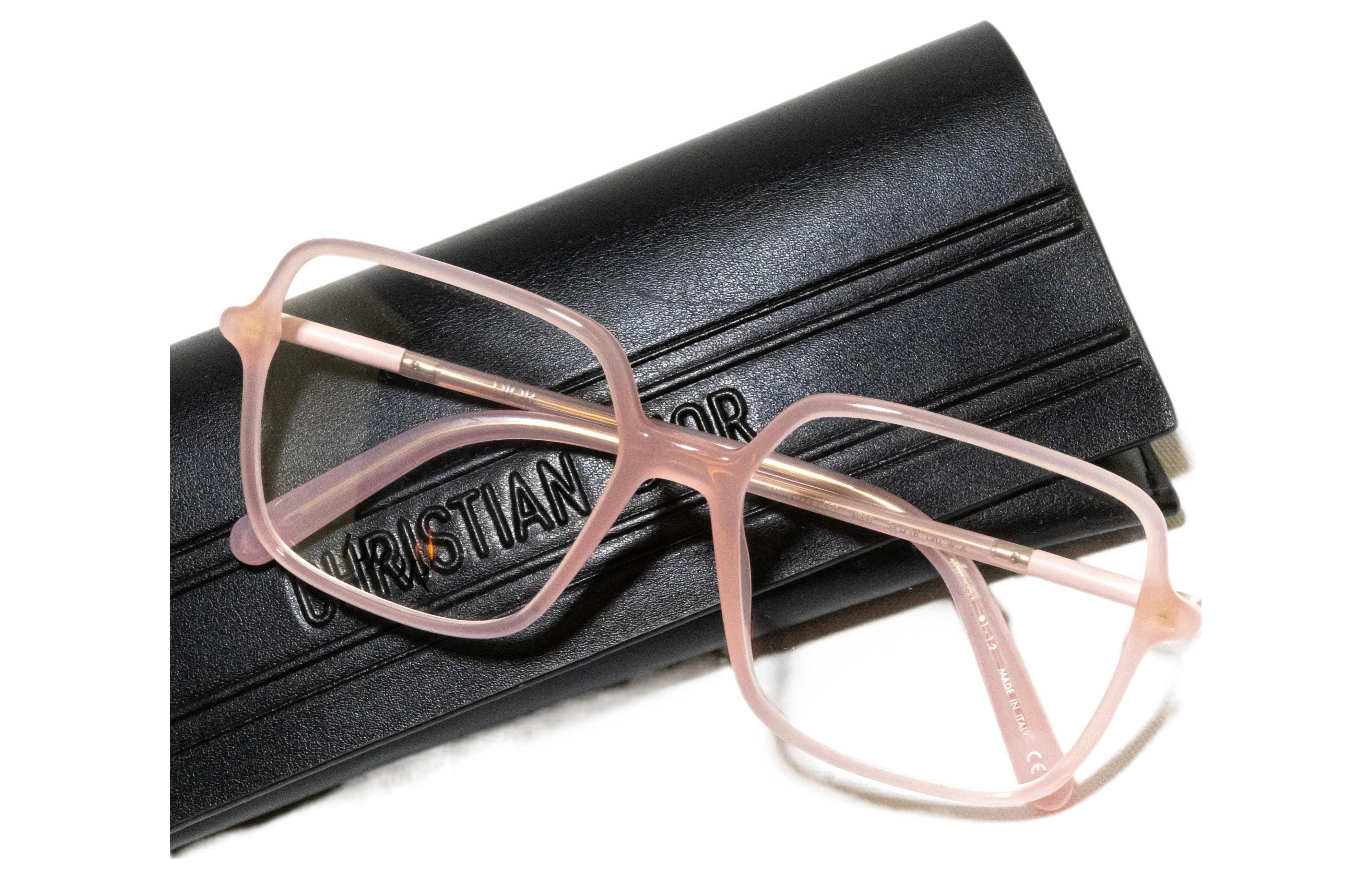 Sizing (W) DIOR 方形光学眼镜，侧边标志细节设计。 MINICDOS2I-4000