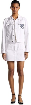 (W) 디올 화이트 로고 프린트 싱글 브레스티드 숏 데님 재킷. 452V11A3387-X5803 Shop (W) 디올 화이트 로고 프린트 싱글 브레스티드 숏 데님 재킷. 452V11A3387-X5803