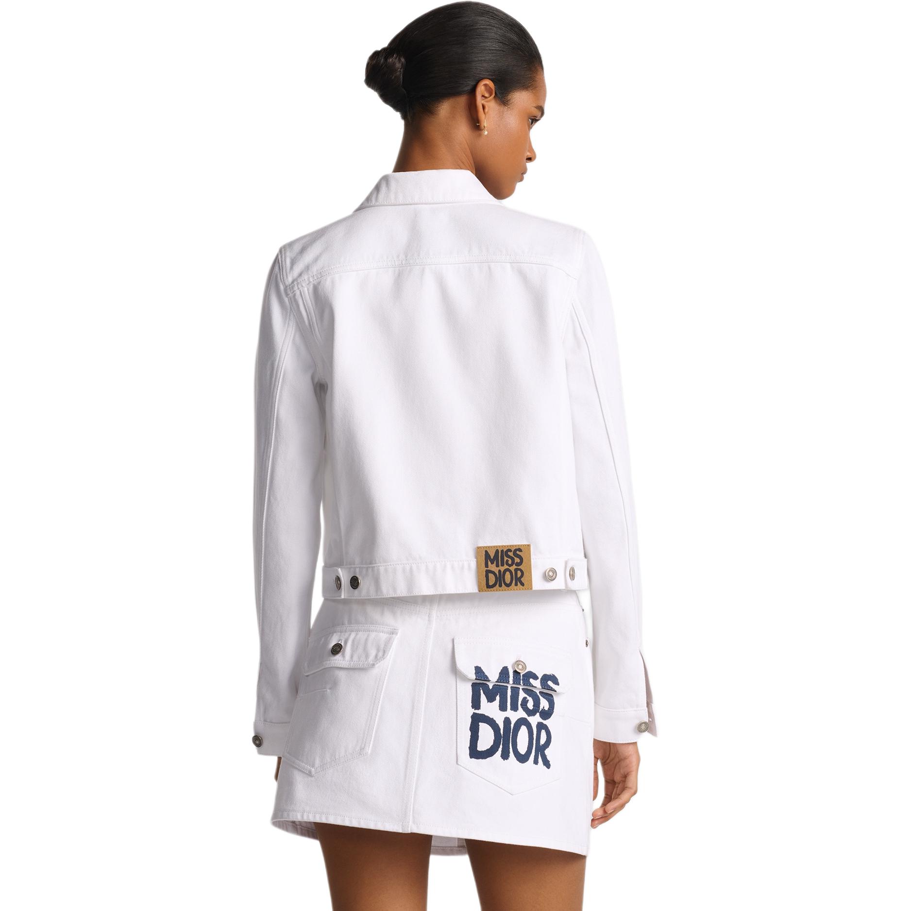 Details for (W) 디올 화이트 로고 프린트 싱글 브레스티드 숏 데님 재킷. 452V11A3387-X5803