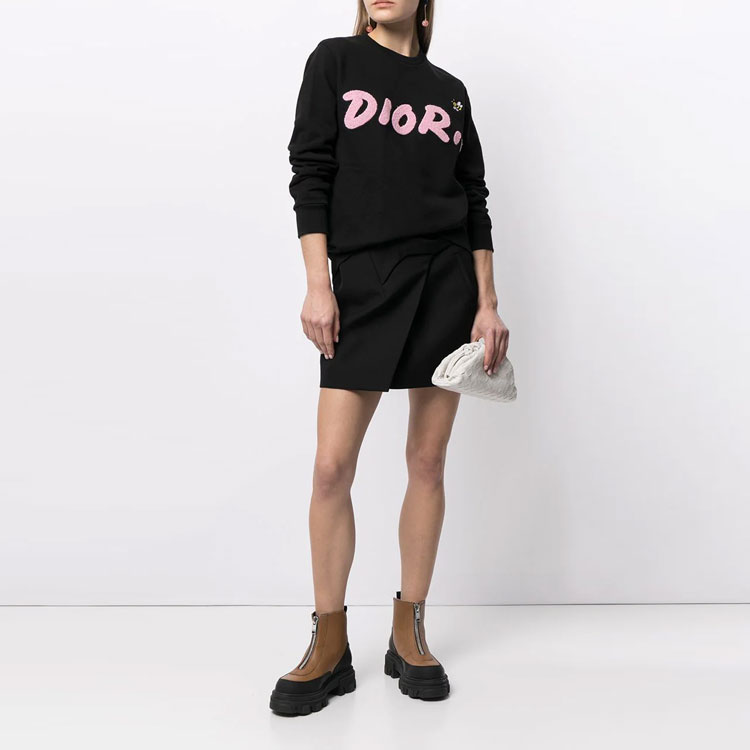 Lookbook (W) Dior Archive Letter Patch Crewneck Pullover Wanita Hitam. 923J620W1242-984
