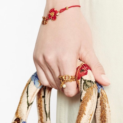 (W) Dior CD Cincin Emas Navy Wanita R1014CDNRS-D301 Lookbook (W) Dior CD Cincin Emas Navy Wanita R1014CDNRS-D301