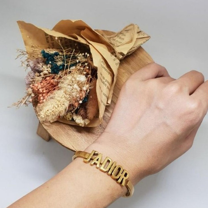 (Women) Dior Gold-Tone Letter Cutout Aged Metal Open Cuff Bracelet for Women B0632ADRMT_D907 圖 4