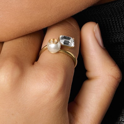 (Women) DIOR Petit CD Logo Metal Ring for Women - Gold. R2309WOMCY Purchase (Women) DIOR Petit CD Logo Metal Ring for Women - Gold. R2309WOMCY