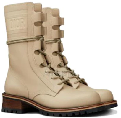 (W) Bottes à Lacets Dior Quest en Cuir Beige à Talons Chunky et Bout Rond. KDI668VEA_S16T Lookbook (W) Bottes à Lacets Dior Quest en Cuir Beige à Talons Chunky et Bout Rond. KDI668VEA_S16T