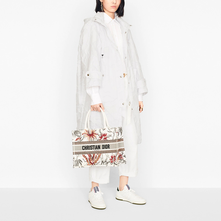 Shop (W) 디올 화이트 카모플라주 테크 태프타 후드 코트 017M44A2960-X0100