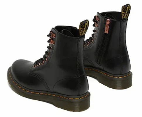 (W) Dr. Martens 1460 Cuero Suave Negro Set Regalo 'Ojalillos Oro Rosa' 26874001(C-BOX) Lookbook (W) Dr. Martens 1460 Cuero Suave Negro Set Regalo 'Ojalillos Oro Rosa' 26874001(C-BOX)