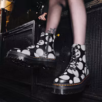 Sizing Dr.Martens/馬汀博士 Jadon 英倫圓點光滑厚底拉鍊馬丁靴 情侶款 黑色