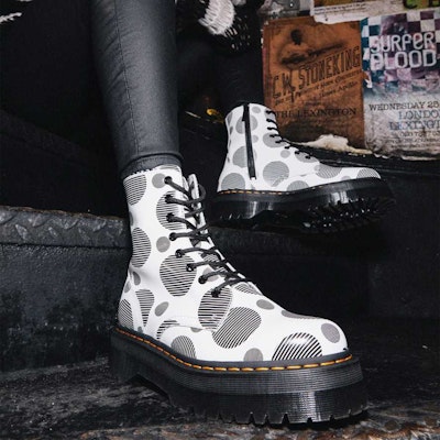 (W) Dr. Martens Jadon Polka Dot Boots Kulit Platform 'Putih Hitam' 26882101 Sizing (W) Dr. Martens Jadon Polka Dot Boots Kulit Platform 'Putih Hitam' 26882101