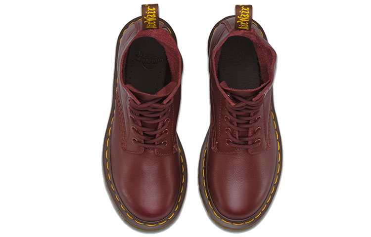 Lookbook Dr.Martens/馬汀博士 PASCAL 荔枝紋軟皮 經典8孔 馬丁靴 紅色