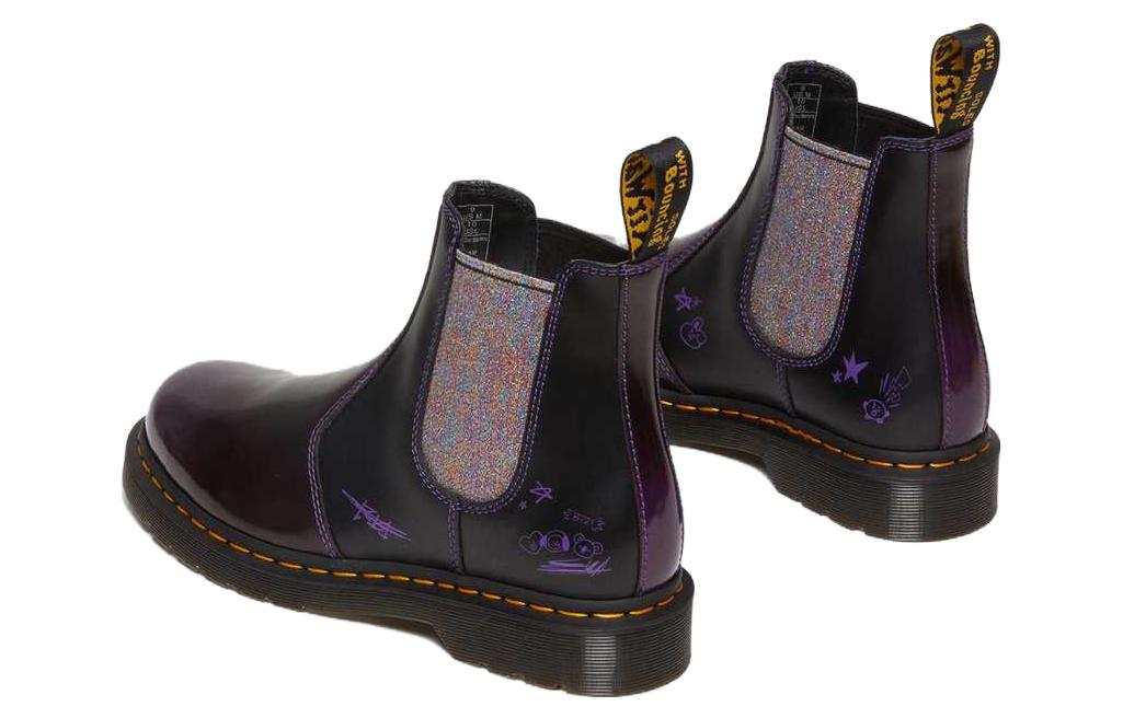 Shop BT21 x Dr.Martens馬汀博士 2976 皮革 時尚舒適 短筒 切爾西靴 男女同款 紫色