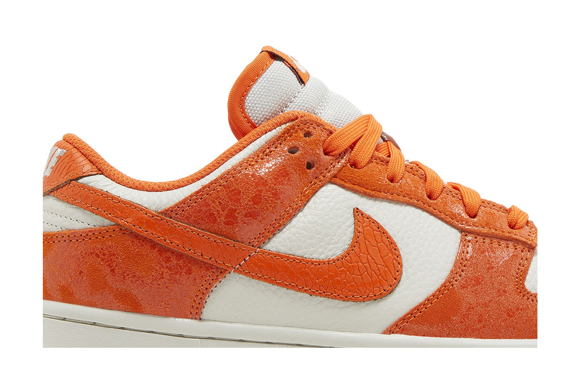 Lookbook (W) Dunk Low 'Cracked Orange' - Jingga Retak FN7773-001