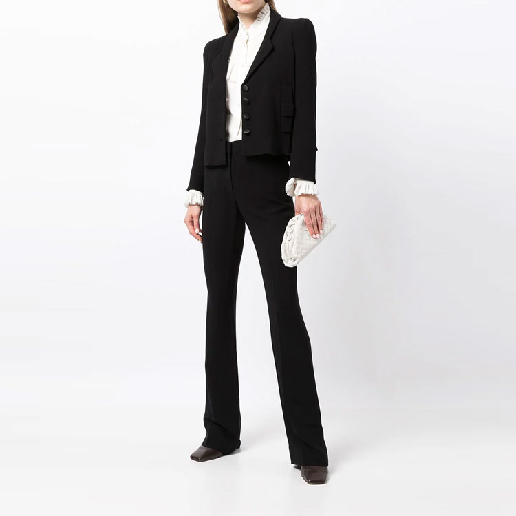 Lookbook (W) EMPORIO ARMANI Blazer Hitam Single-Breasted dengan Bahu Berstruktur 6K2G63-2NWBZ-0999