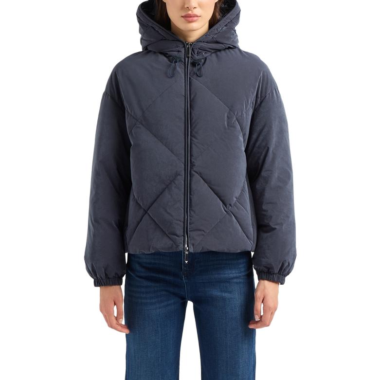 Lookbook (W) EMPORIO ARMANI FW23 海軍藍羽絨連帽外套 女款。 6R2B79-2NFEZ-0926