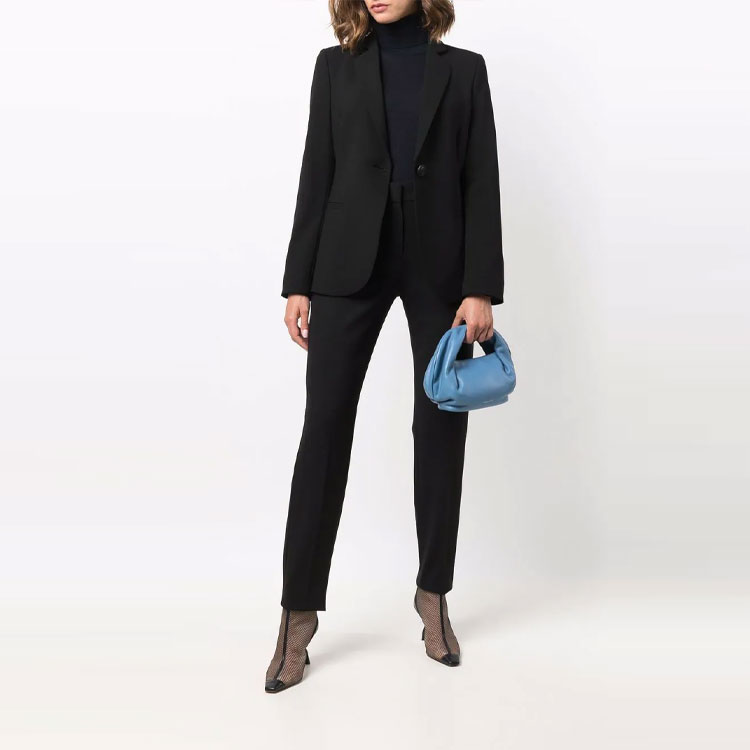 Lookbook (W) Emporio Armani 高腰黑色锥形休闲裤。 0NP08-T0200-2999