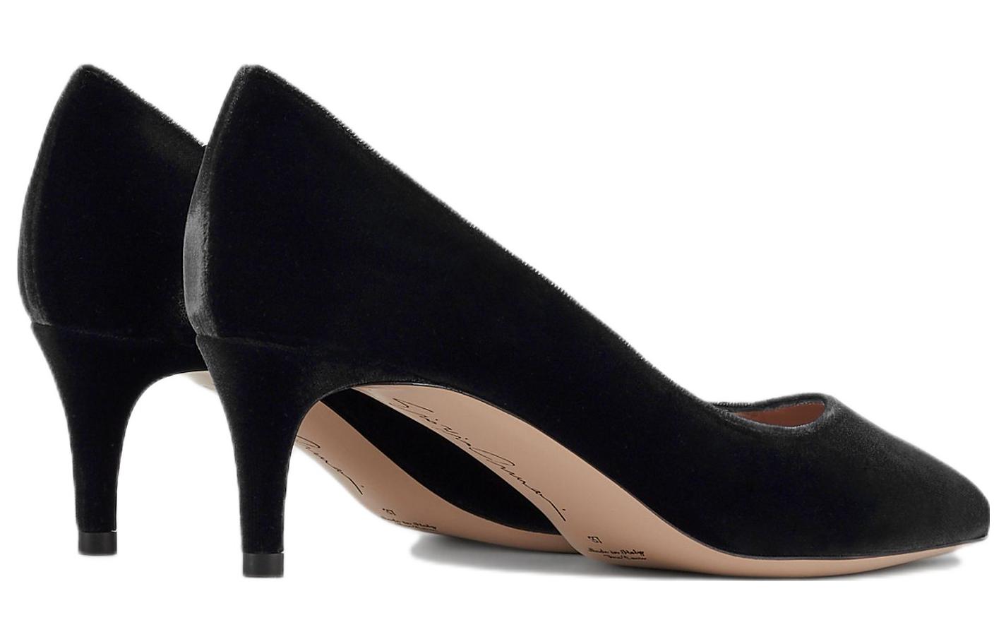 Shop (W) Emporio Armani Tacones Stiletto de Terciopelo Negro con Punta Redonda. X1E718XT684100002