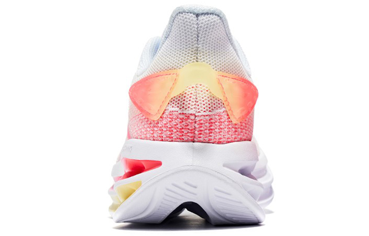 Shop (W) 鴻星爾克 エナジー貯蔵 ランニングシューズ (白) 12122203298-001