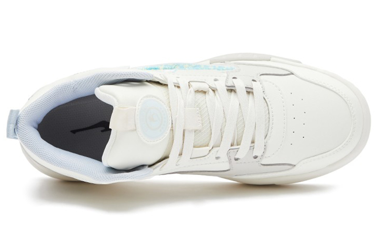 Lookbook (W) ERKE Hongxing Sepatu Skate Mid-Top 'Putih Krem & Biru' 52122301415-001