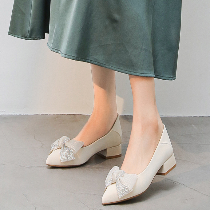 Lookbook (W) 女性用Exull ESQ PUポインテッドトゥローカット「ベージュチャンキーヒール」 1217005471