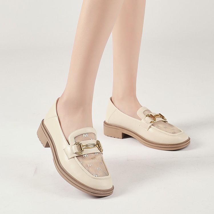 Shop EXULL 依思Q 牛皮布其他 金屬扣透氣 休閒單鞋 女款 米白色