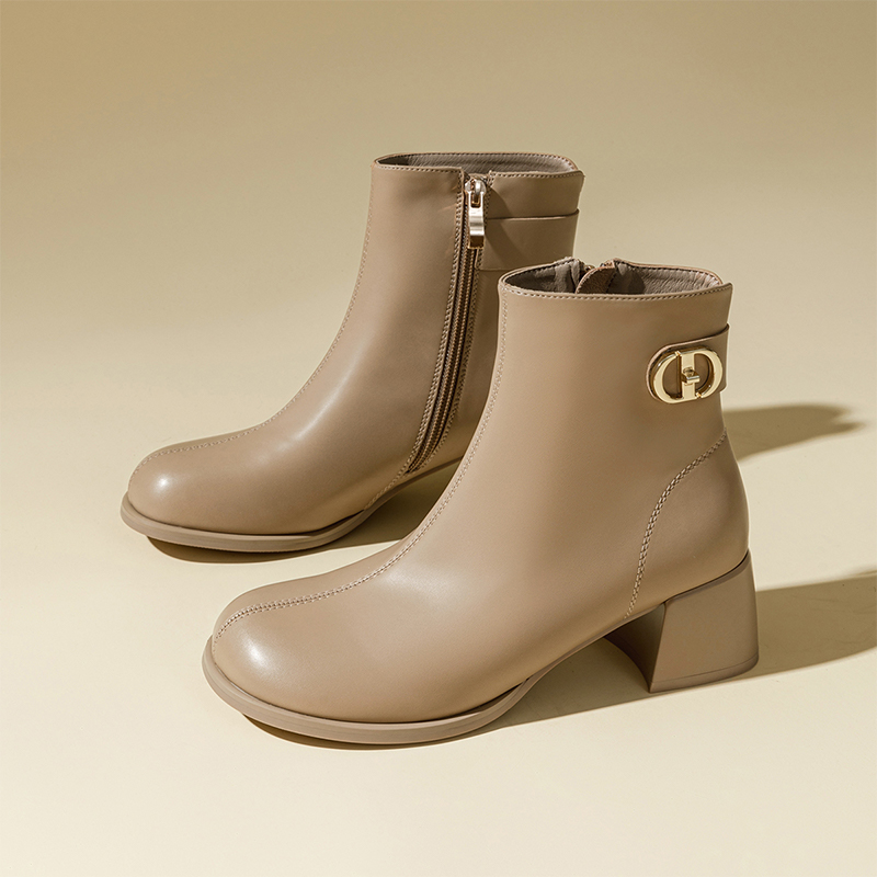 Lookbook (W) 엑셜 큐 밀크티 PU 청키 힐 라운드토 부츠 1218627197