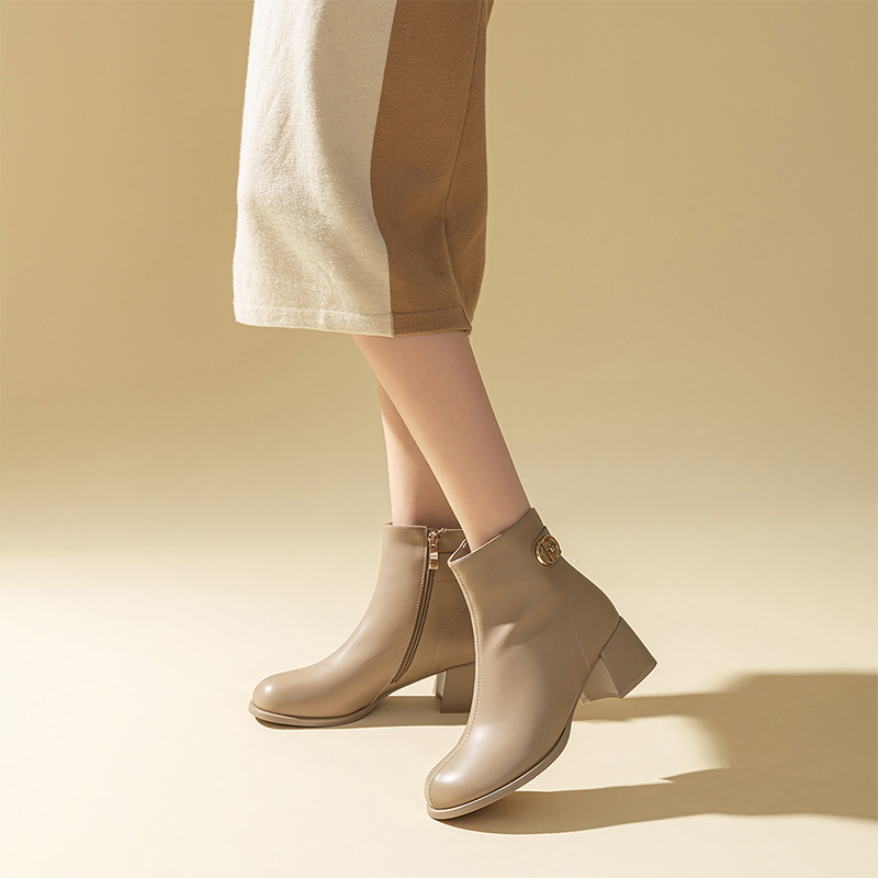 Sizing (W) 엑셜 큐 밀크티 PU 청키 힐 라운드토 부츠 1218627197