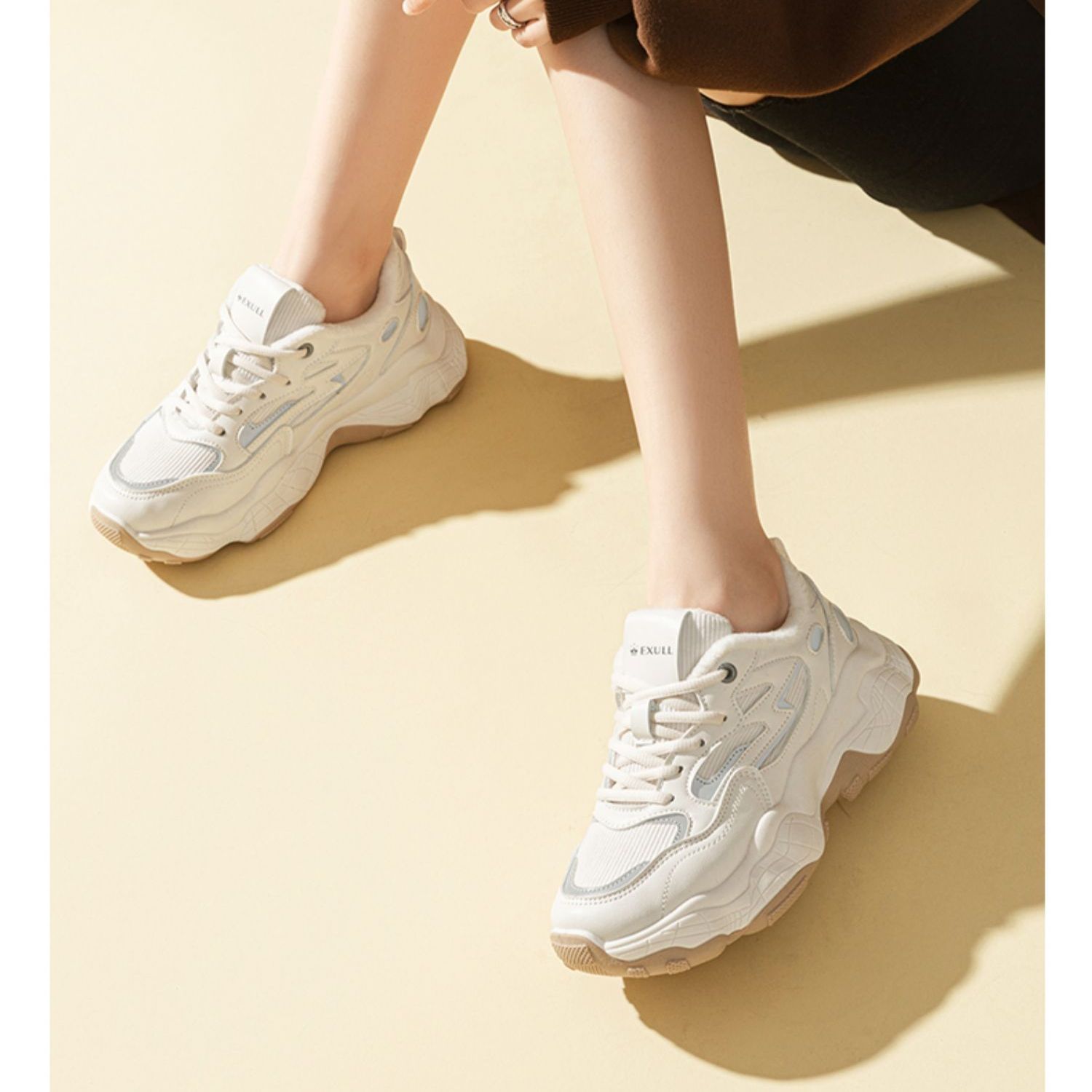 Shop (W) (女性用) エクサルQシンセティックレザープラットフォーム ロートップ 'ベージュ' 7316860171 7316860171