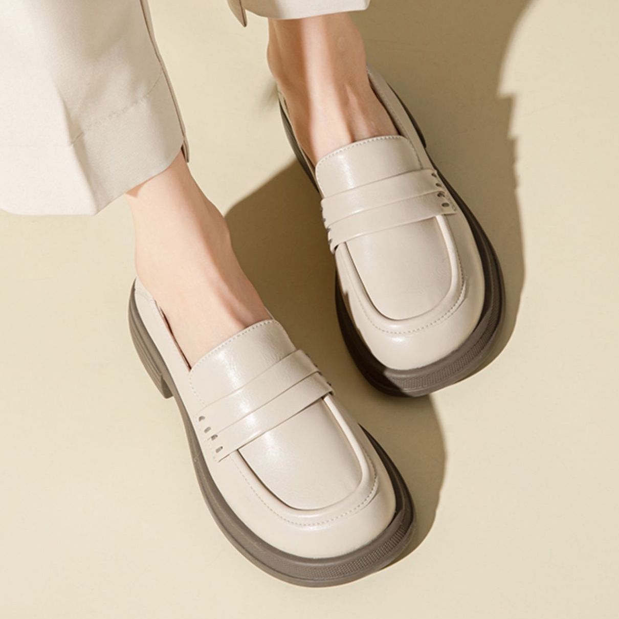 Shop (W) Exull Yi Si Q 'Beige Kasual Platform Ujung Bulat' 1315101171