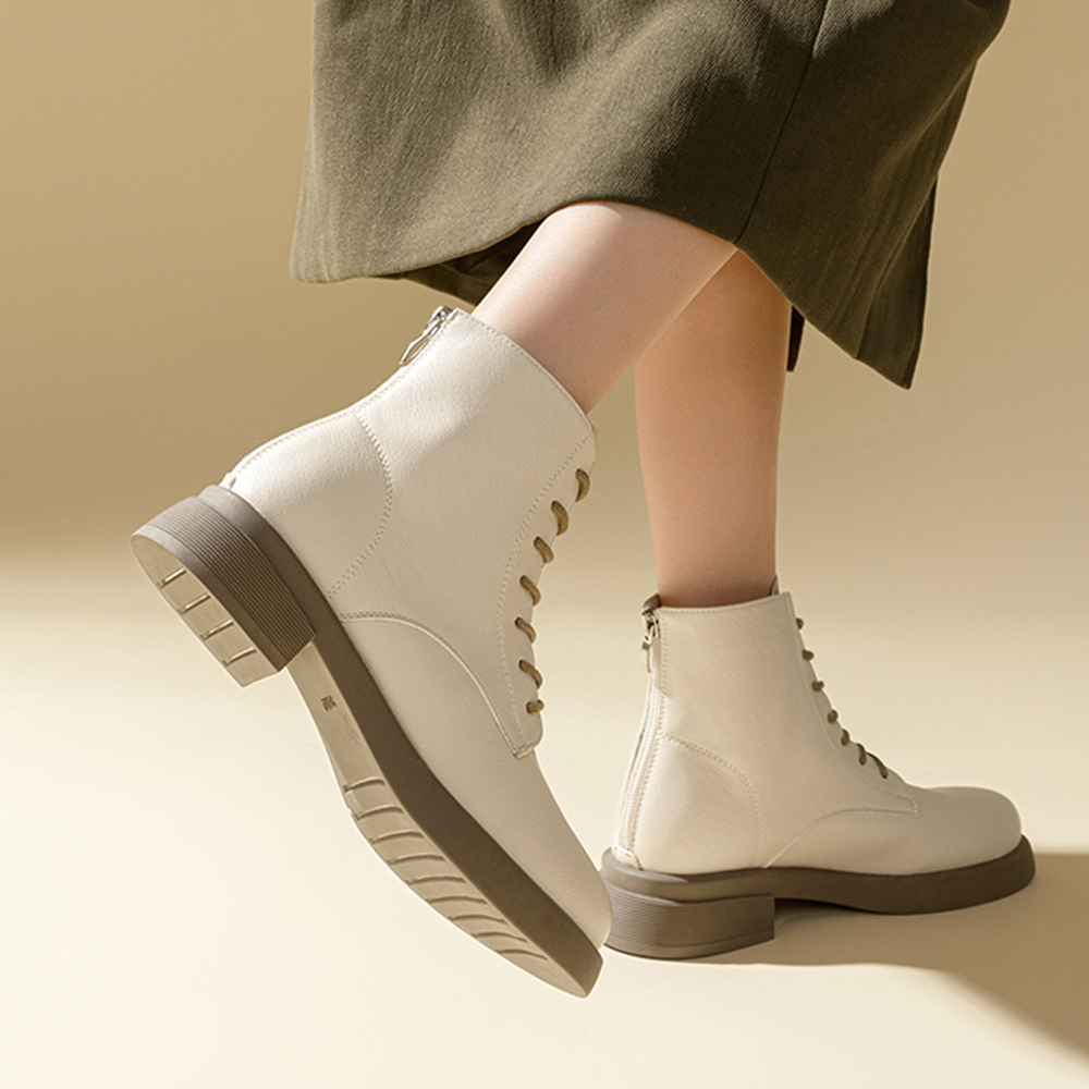 Lookbook EXULL 依思Q 合成革加絨英倫風系帶馬丁靴 女款 米白色