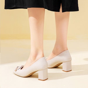 依思Q 合成革方扣方頭粗跟高跟鞋 6cm 女款 米白色 Lookbook 依思Q 合成革方扣方頭粗跟高跟鞋 6cm 女款 米白色