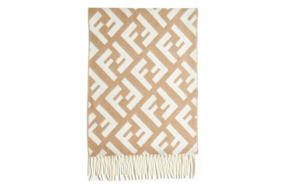 (Women) FENDI  Beige Logo Fringe Warm Knit Scarf. FXT621AQRQ