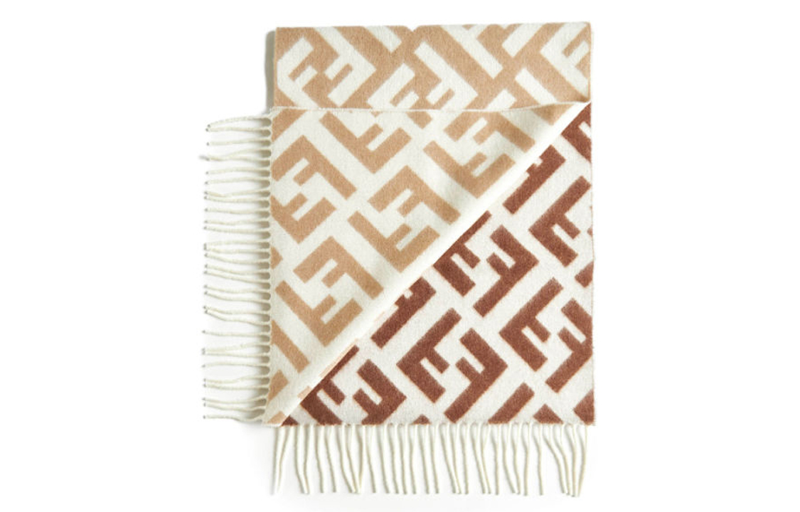 Shop (W) FENDI Syal Rajut Hangat Logo Beige dengan Rumbai. FXT621AQRQ