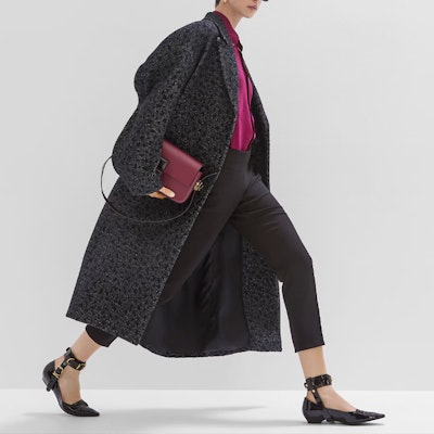 (W) FENDI Mantel Hitam Motif Hewan Kasual. FF9007AXAVF0GME Shop (W) FENDI Mantel Hitam Motif Hewan Kasual. FF9007AXAVF0GME