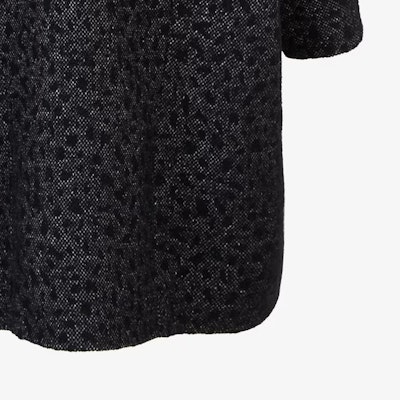 (W) FENDI Mantel Hitam Motif Hewan Kasual. FF9007AXAVF0GME Sizing (W) FENDI Mantel Hitam Motif Hewan Kasual. FF9007AXAVF0GME