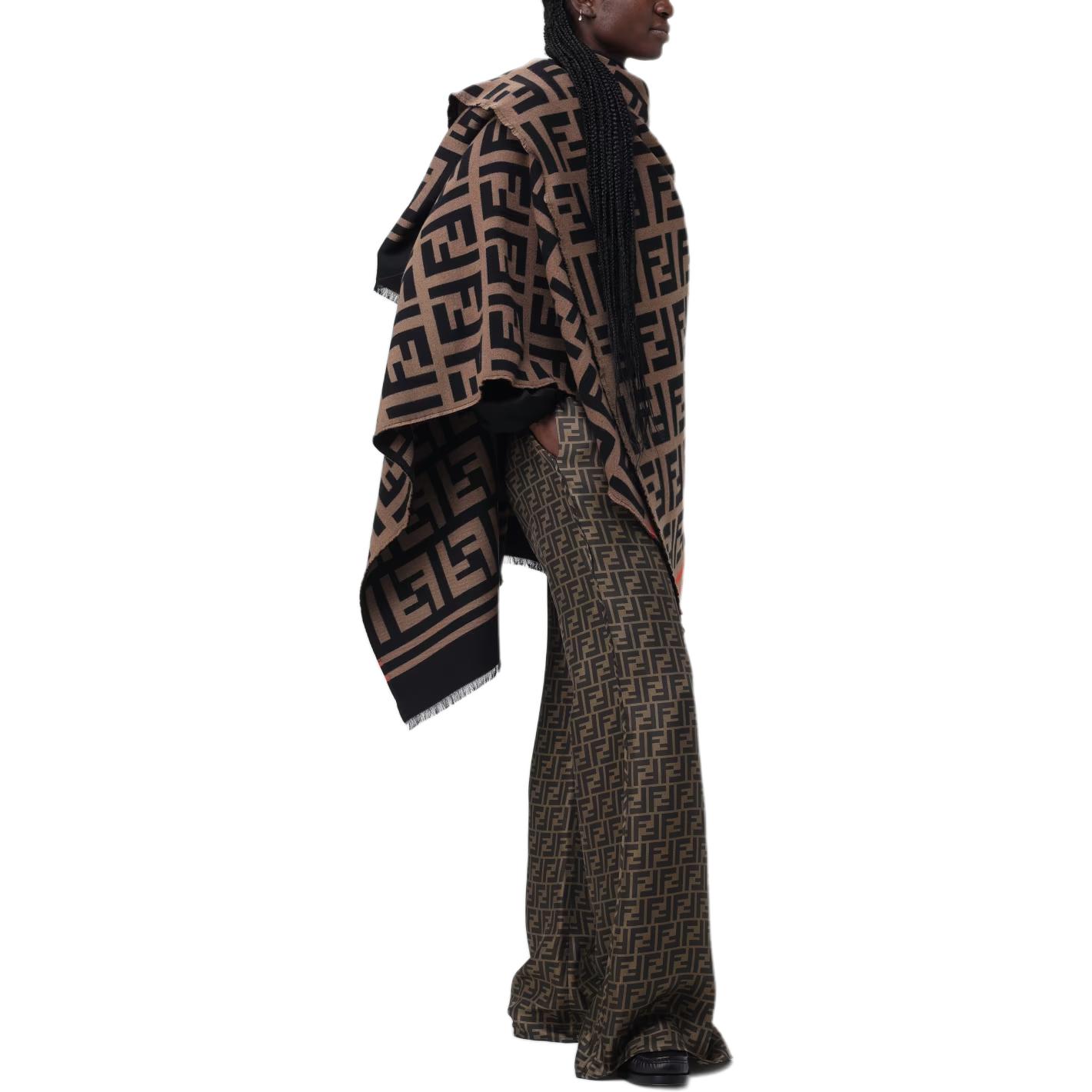 Shop (W) FENDI Seluar Kelabu Mid-Rise Berikat Flared dengan Corak Keseluruhan. FR6537A8G3F1440