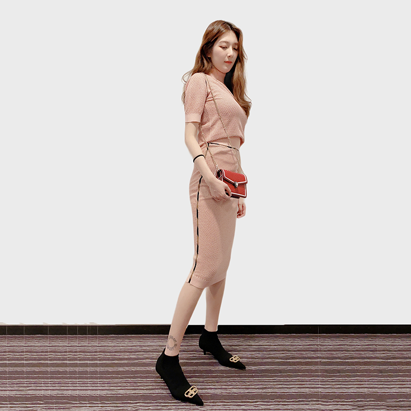 Lookbook (W) FENDI Falda Midi de Punto Color Sólido Malla Casual para Mujer. FZQ599AAVHF19EG