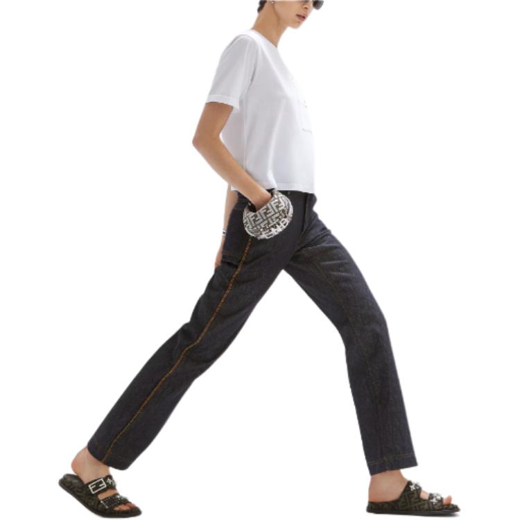 Shop (W) 펜디 화이트 레터 프린트 라운드넥 레귤러핏 티셔츠. FS9619ANQSF0ZNM