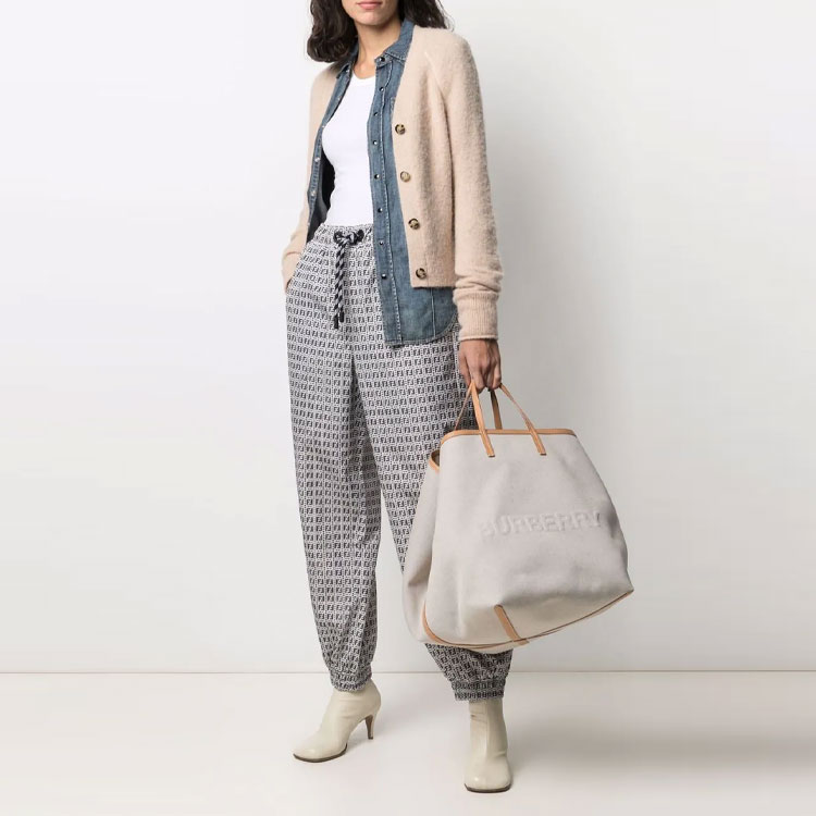 Lookbook (W) Pantalones Jogger de Punto Negros con Monograma FENDI FW21. FAB228AERWF10B2