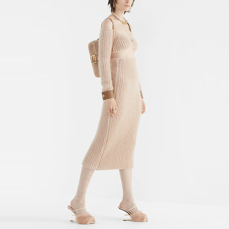 Shop (W) FENDI 2021秋冬粉紅露肩針織短版毛衣 FZX706AHE4F1ENM