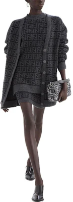 (W) FENDI FW22 灰色V領長袖針織休閒毛衣。 FZC950ALOJF0GME Shop (W) FENDI FW22 灰色V領長袖針織休閒毛衣。 FZC950ALOJF0GME