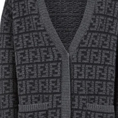 (W) FENDI FW22 灰色V領長袖針織休閒毛衣。 FZC950ALOJF0GME Details for (W) FENDI FW22 灰色V領長袖針織休閒毛衣。 FZC950ALOJF0GME