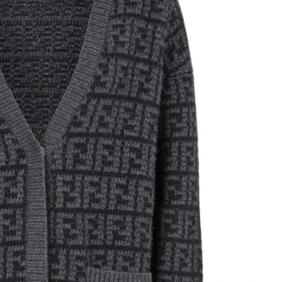 (W) FENDI FW22 灰色V領長袖針織休閒毛衣。 FZC950ALOJF0GME Sizing (W) FENDI FW22 灰色V領長袖針織休閒毛衣。 FZC950ALOJF0GME