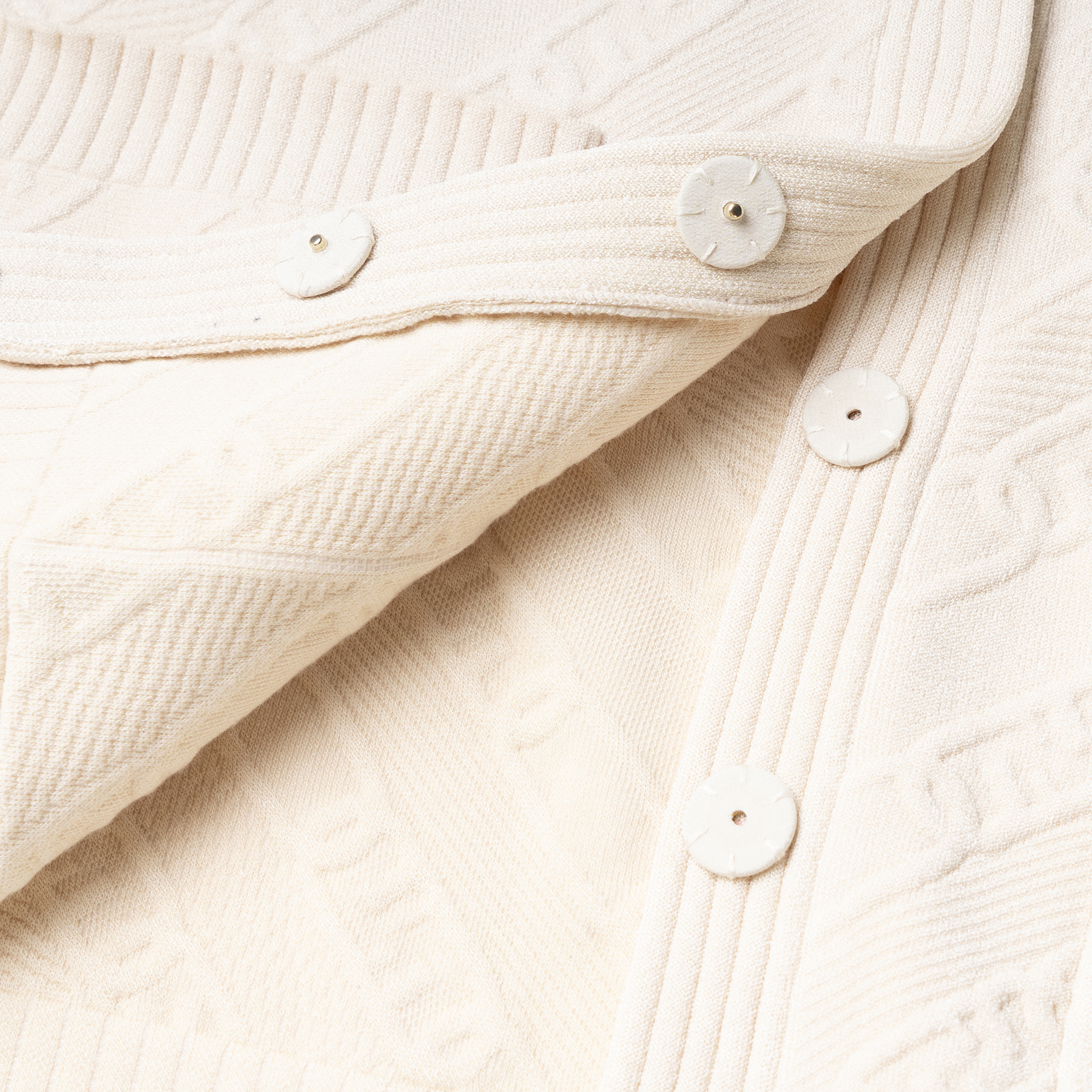 Purchase (W) FENDI FW22 Sweater Rajut V-Neck Embossed Wanita Off-White. FZC944ALOHF1IHA