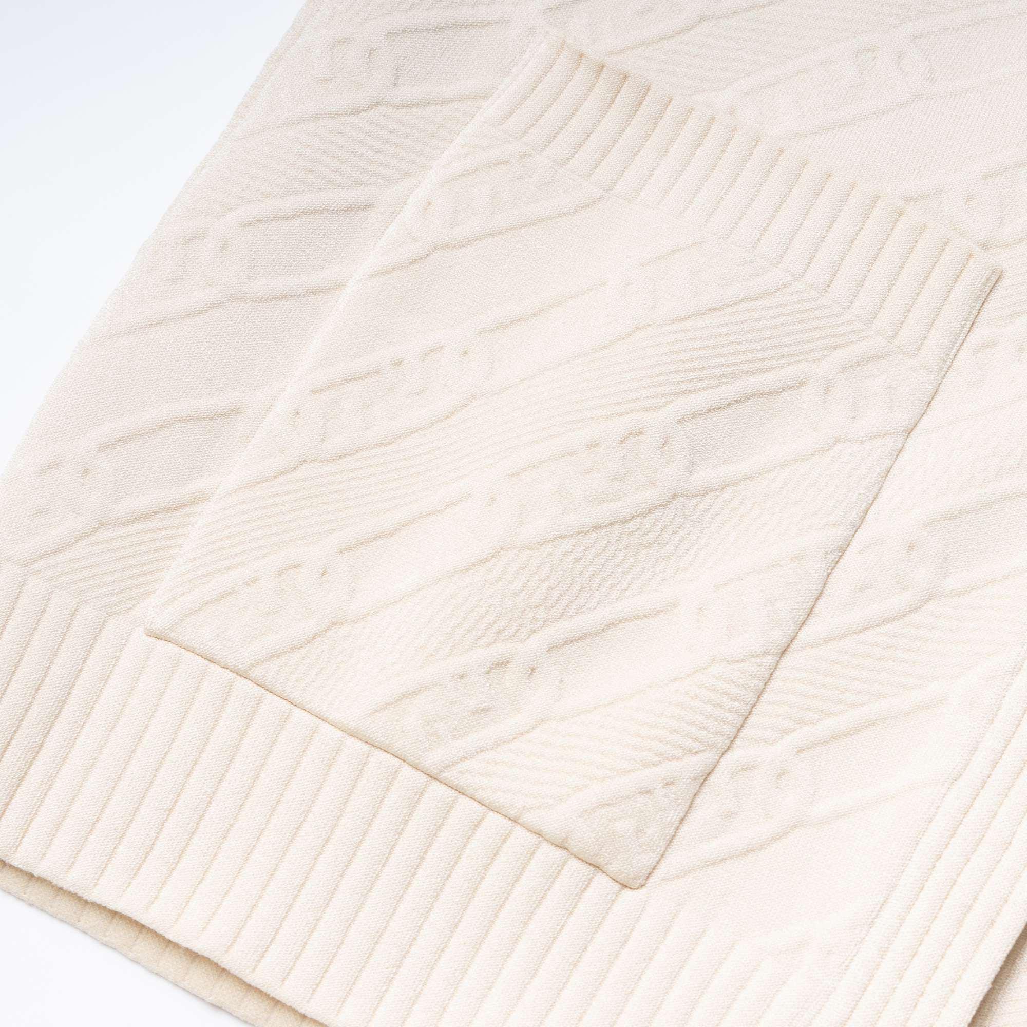 Sizing (W) FENDI FW22 Sweater Rajut V-Neck Embossed Wanita Off-White. FZC944ALOHF1IHA