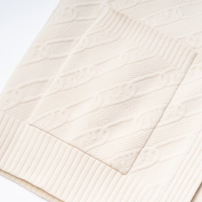 (W) FENDI FW22 Sweater Rajut V-Neck Embossed Wanita Off-White. FZC944ALOHF1IHA Sizing (W) FENDI FW22 Sweater Rajut V-Neck Embossed Wanita Off-White. FZC944ALOHF1IHA