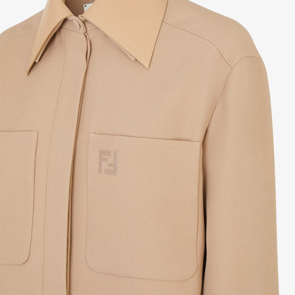 Shop (W) FENDI FW24 Jaket Lengan Panjang Beige Logo Kolar Butang Snap. FJ7561AJYFF1PNO