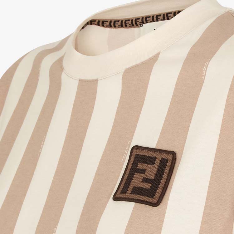 Shop (W) Camiseta Beige FENDI FW24 de Rayas con Logo y Manga Corta Casual. FS9662AS8EF1P2V