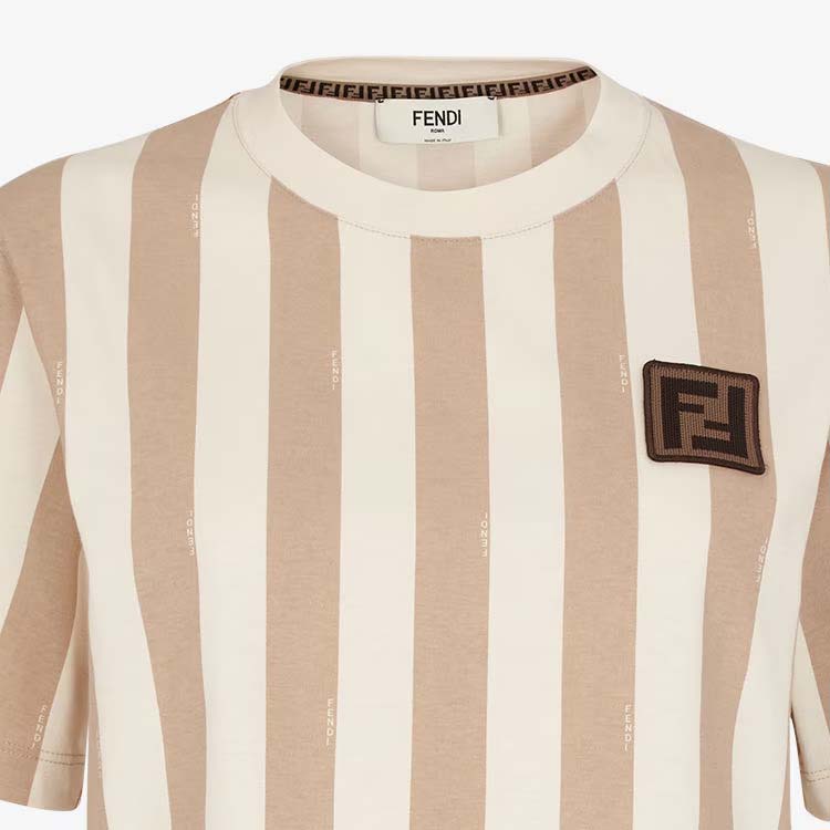 Purchase (W) Camiseta Beige FENDI FW24 de Rayas con Logo y Manga Corta Casual. FS9662AS8EF1P2V