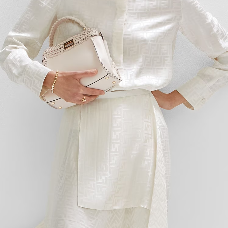 Lookbook (W) Cincin FENDI Logo Wanita Warna Emas. 8AK182A5TOF09ZE